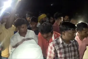 गोरखपुर :बेलघाट में डंफर का कहर: 25 वर्षीय युवक की मौत के बाद फूटा ग्रामीणों का गुस्सा, कई घंटे जाम