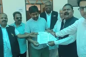 ओबरा तहसील में व्यापक भ्रष्टाचार व सुविधाओं को लेकर अधिवक्ताओं का जोरदार प्रदर्शन