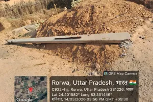 ट्रैक्टर के धक्के से  विद्युत् पोल  गिरा , अनहोनी टला