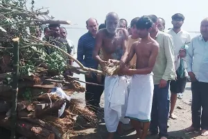 पनियहवा घाट पर उमड़ा जनसैलाब:  पत्रकार धनंजय पांडेय को नम आंखों से दी अंतिम विदाई