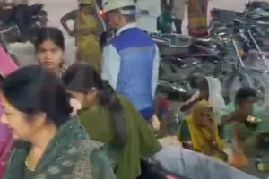 सोनभद्र ओबरा के सुभाष चौराहे पर नर सेवा ही नारायण सेवा का अनूठा संकल्प, श्री राम सेवा समिति का खिचड़ी भंडारा जारी