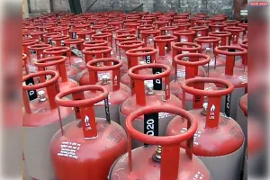 रसोई गैस सिलेंडर को सुबह से एजेंसियों मे लंबी कतार