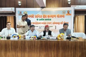 मंडलायुक्त ने जनप्रतिनिधियों के साथ की विकास कार्यों की समीक्षा, वन विभाग की समस्याओं पर मासिक बैठक के निर्देश