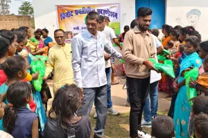 महिला दिवस पर विनोद प्रगतिशील फाउंडेशन ने बिरहोर टोला में बांटी साड़ियां और बच्चों को मिठाई