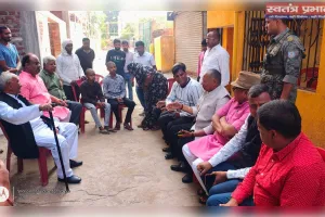 चंदवा एयर एंबुलेंस हादसा: सांसद कालीचरण सिंह ने पीड़ित परिवार से की दूसरी मुलाकात, हरसंभव सहयोग का भरोसा