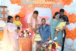 सांसद मनीष जायसवाल ने समर्थकों के साथ केक काटकर मनाया जन्मदिन