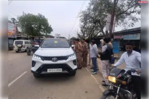 मामूली टक्कर पर भड़का बवाल: ई-रिक्शा चालक के विवाद में अछनिया गांव मैं पुलिस बल तैनात  