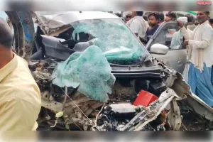 भीषण सड़क हादसा: ज्वेलर्स व्यापारी की कार बस से टकराई, कई घायल