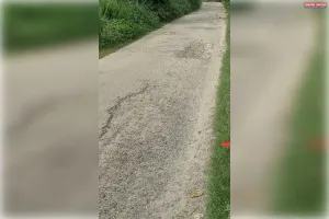 बेहजम ब्लॉक क्षेत्र में उखड़ी सड़क और गहरे गड्ढों में हिचकोले खा रहे वाहन