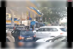 पेट्रोल-डीजल की 'किल्लत' की अफवाह से पेट्रोल पंपों पर लगीं लंबी-लंबी कतारें