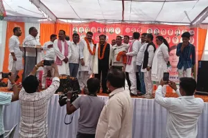 सपा के होली मिलन कार्यक्रम में पहुंचे वरिष्ठ नेता जुटी अपार भीड़ 