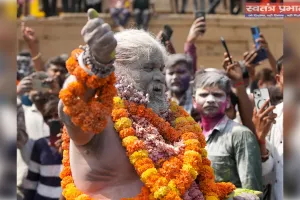 कहीं फूलों से कहीं चिता की राख से खेली जाती है होली! 