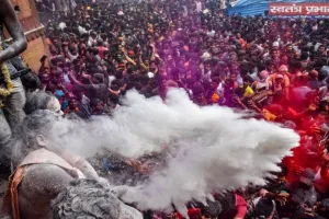 कहीं श्मशान की राख कहीं फूलों से खेली जाती है होली!