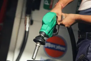 नाबालिग बच्चों को वाहनों में पेट्रोल नहीं देने पर सख्त हो सरकार