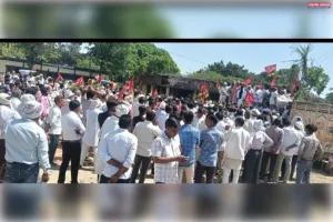 प्रशासन की शक्ति के बाद भी सफल रहा सपा का धरना प्रदर्शन भीड़ रोकने को पुलिस ने की घेराबंदी लगाए बैरियर 