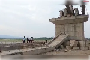 दुबारा गिरा धेमाजी नीलक में निर्माणाधीन पुल का गर्डर 