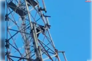 प्रेमी से शादी की जिद में युवती 200 फीट टावर पर चढ़ी, ‘हां’ मिलते ही डेढ़ घंटे बाद उतरी सकुशल