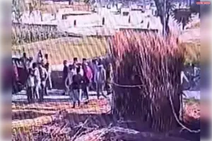 बलिया में खाकी का कहर: सिपाही ने गर्भवती महिला को पीटा, जमीन विवाद में पहुंची थी पुलिस वीडियो वायरल