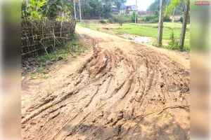 श्रीभूमि जिला के जयनगर गांव की सड़क की हालत जर्जर, ग्रामीणों को भारी परेशानी