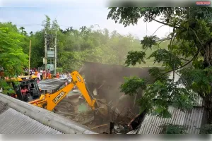 लंबे कानूनी संघर्ष के बाद जिले के दुल्लभछड़ा बड़ा बाजार में अतिक्रमण हटाया गया