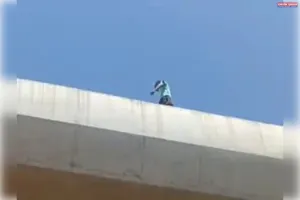 कल्याणपुर मेट्रो ट्रैक पर चढ़ा युवक, नशे में टहलता रहा; सुरक्षा व्यवस्था पर उठे सवाल