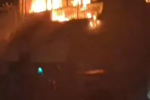 बिरहाना रोड मार्केट में भीषण आग, 6 मंजिला इमारत धधकी