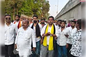 थाने के सामने से रातों-रात उखाड़ा गया महाराजा मलिहा पासी स्मृति द्वार, प्रशासन पर उठे गंभीर सवाल