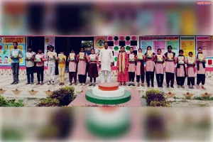 सत्र के पहले दिन निःशुल्क पाठ्य पुस्तक पाकर बच्चों के खिले चेहरे