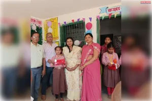 अंकपत्र पाकर खिले बच्चों  के चेहर