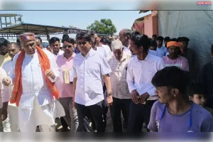 सांसद जगदंबिका पाल और डीएम ने  महरिया गौशाला का किया निरीक्षण