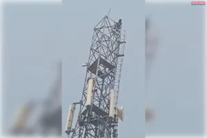 प्रेमिका के लिए वीरू बना आशिक... टावर पर चढ़ा, बोला- वह प्रेमिका से  शादी करेगा  तभी नीचे उतरूंगा...