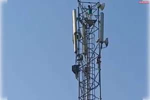 सिद्धार्थनगर में 120 फिट ऊंचे टावर पर  चढ़ा युवक, प्रेमिका से शादी करने के जिद पर , 2 घंटे चला हाई वोल्टेज ड्रामा