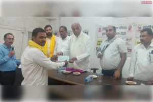 अग्नि पीड़ितों को सांसद ने दिया चेक