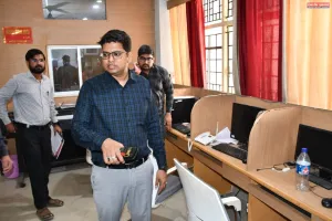 जिलाधिकारी का औचक निरीक्षण : 25 कर्मियों का एक दिन का वेतन कटा, स्पष्टीकरण मांगा