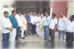 प्रधानों ने कार्यकाल बढ़ाने की मांग को लेकर बीडीओ को सौंपा ज्ञापन