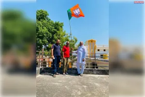 भाजपा स्थापना दिवस पर लहराए ध्वज विकास और राष्ट्रवाद पर जोर
