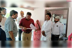 ग्राम पंचायत तुलसीपुर में फार्मर रजिस्ट्री कैंप का डीएम ने किया निरीक्षण