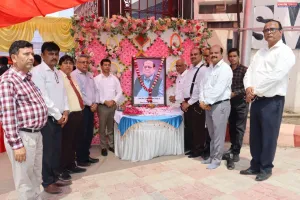 एस.एम.एस. ऑफ इंस्टीट्युशन्स के संस्थापक स्व. सतीश कुमार सिंह की प्रथम पुण्यतिथि पर श्रद्धांजलि सभा का आयोजन