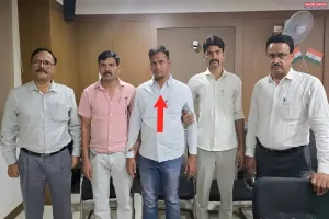 2 लाख के लिए 150 किमी ‘दौड़ते’ आया सब इंजीनियर व उसका साथी, लोकायुक्त ने पकड़ा