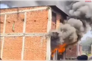 शॉर्ट सर्किट से हार्डवेयर गोदाम में भीषण आग, लाखों का नुकसान