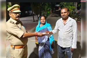 मलिहाबाद में ईमानदारी की मिसाल: उप निरीक्षक ने लौटाया 10,500 रुपये व महत्वपूर्ण दस्तावेजों से भरा पर्स