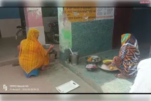अव्यवस्था की आग में झुलसता बचपन: टिकरा सामद के विद्यालय में गैस के बजाय चूल्हे पर बन रहा मिड-डे मील