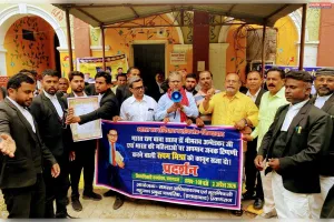 अधिवक्ताओं और बहुजन प्रबुद्ध नागरिकों नेजिलाधिकारी कार्यालय पर किया प्रदर्शन