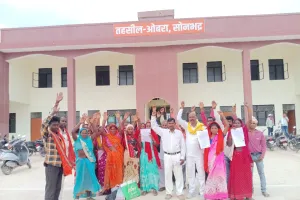 आदिवासियों ने ओबरा तहसील के समक्ष किया प्रदर्शन,शिकायती पत्र देकर वन विभाग व पुलिस पर परेशान करने का लगाया आरोप