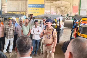 सोनभद्र पुलिस ने किया ऑटो चालकों को यातायात नियमों व सुरक्षा के प्रति जागरूक ,उल्लंघन करने वाले चालकों के विरुद्ध कड़ी कार्यवाही किए  जाने की चेतावनी