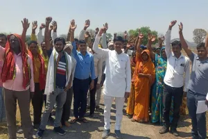 विद्युतीकरण को लेकर ग्रामीणों ने किया जोरदार प्रदर्शन, विद्युतीकरण कराने मांग