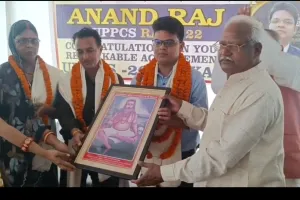 पीसीएस आनंद राज सिंह का माता-पिता के साथ हुआ भव्य स्वागत