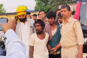 प्राचीन हनुमान मंदिर में तोड़़ फोड़़, किया आग के हवाले