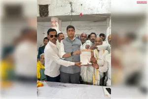 रीवांचल एक्सप्रेस के नैनी स्टेशन पर ठहराव की मांग तेज, सांसद को सौंपा ज्ञापन