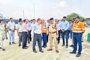 जिलाधिकारी ने किया ए0सी0सी0 सलाईबनवा ग्रेडिंग यूनिट  का निरीक्षण, दिये संबधितों को निर्देश